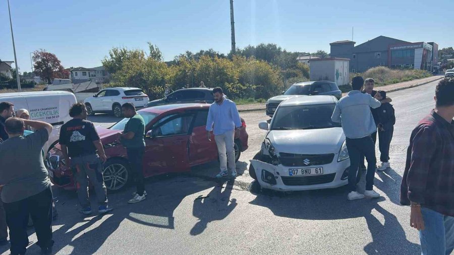 Manavgat’ta İki Otomobilin Kavşakta Çarpışması Kameraya Yansıdı