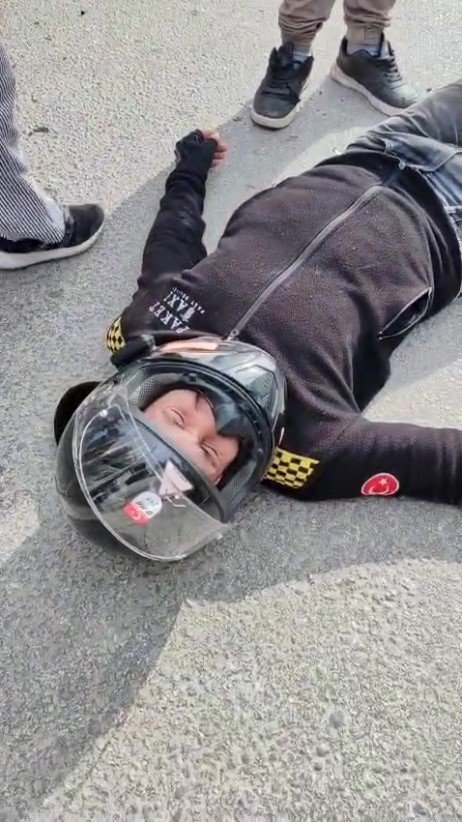 Kazada Yaralandı, Çarpıştığı Aracın Sürücüsü Ve Çocuğunun Korktuğunu Görünce Kendi Acısını Bir Kenara Attı