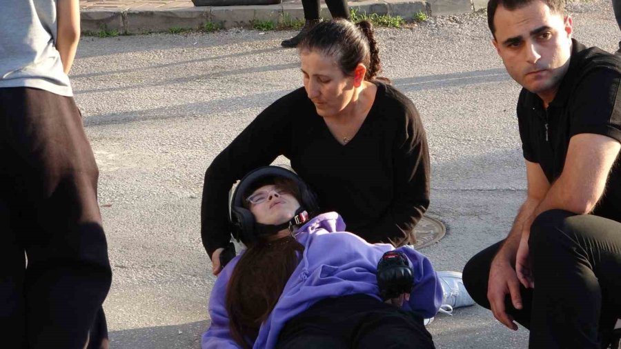 Antalya’da Otomobille Çarpışan Motosikletin Sürücüsü Yola Savrularak Yaralandı