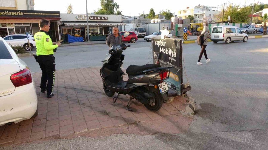 Antalya’da Otomobille Çarpışan Motosikletin Sürücüsü Yola Savrularak Yaralandı