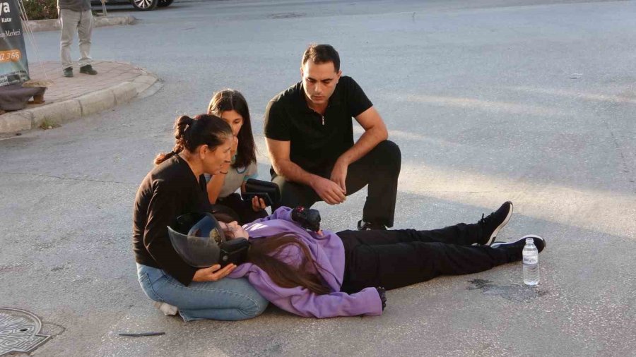 Antalya’da Otomobille Çarpışan Motosikletin Sürücüsü Yola Savrularak Yaralandı