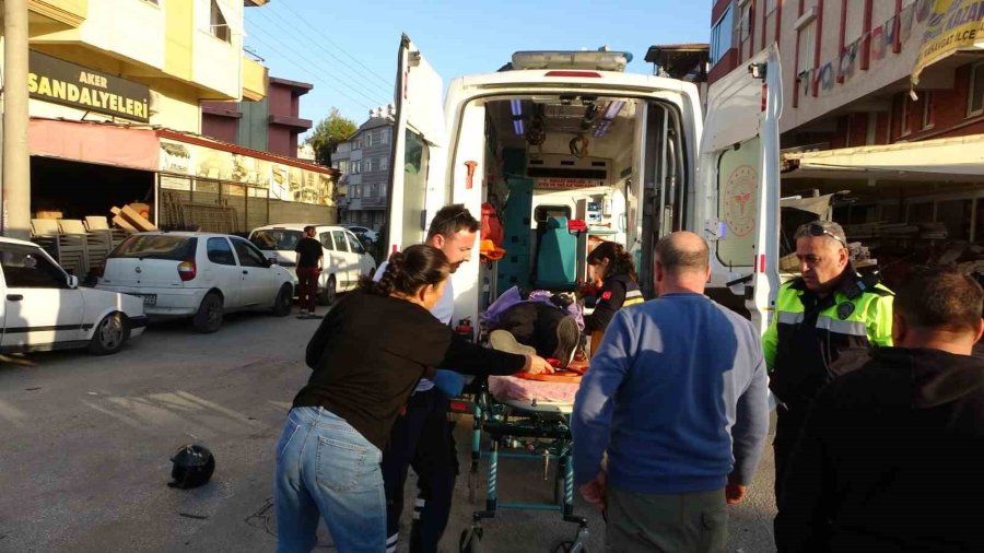 Antalya’da Otomobille Çarpışan Motosikletin Sürücüsü Yola Savrularak Yaralandı
