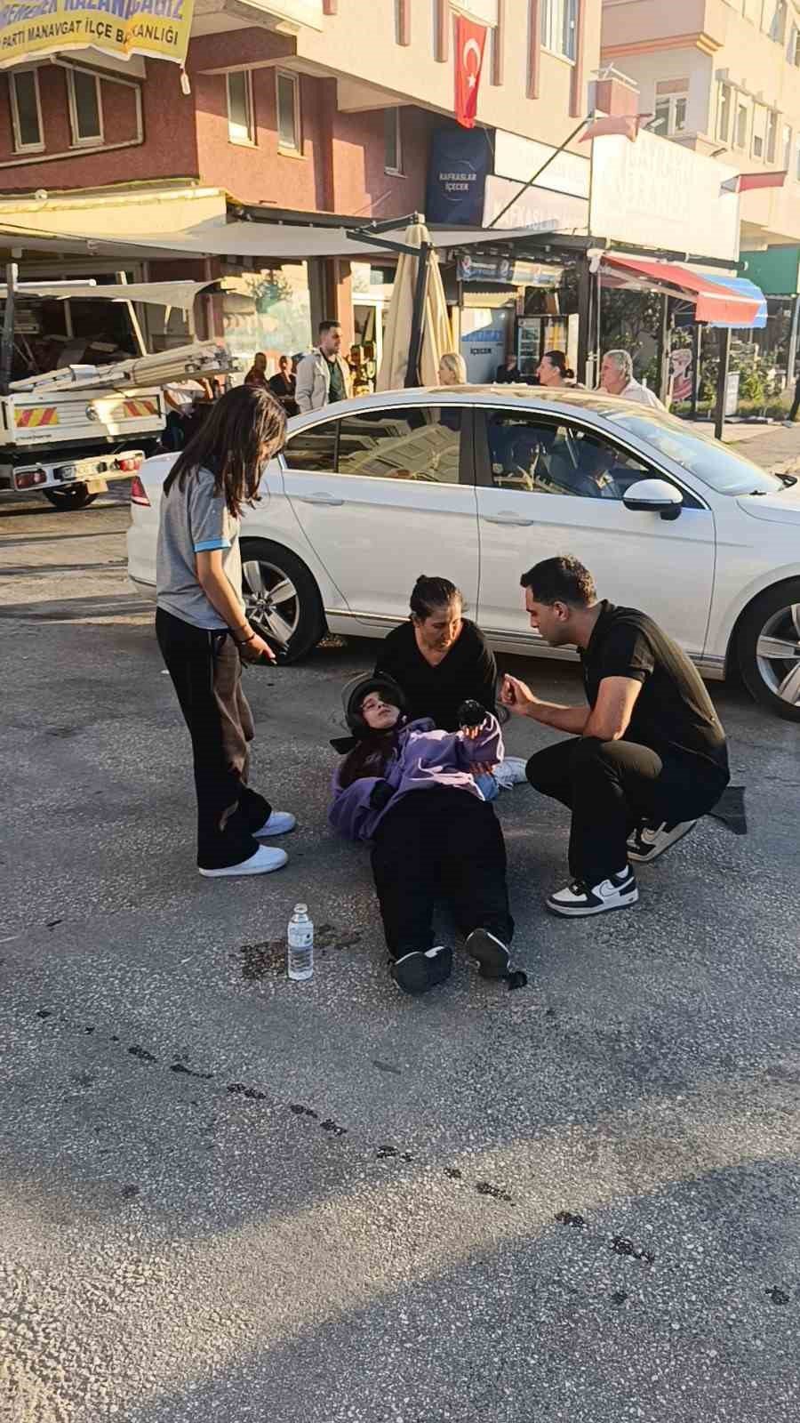 Antalya’da Otomobille Çarpışan Motosikletin Sürücüsü Yola Savrularak Yaralandı