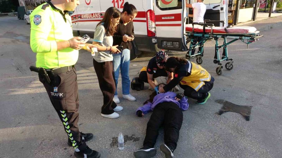 Antalya’da Otomobille Çarpışan Motosikletin Sürücüsü Yola Savrularak Yaralandı