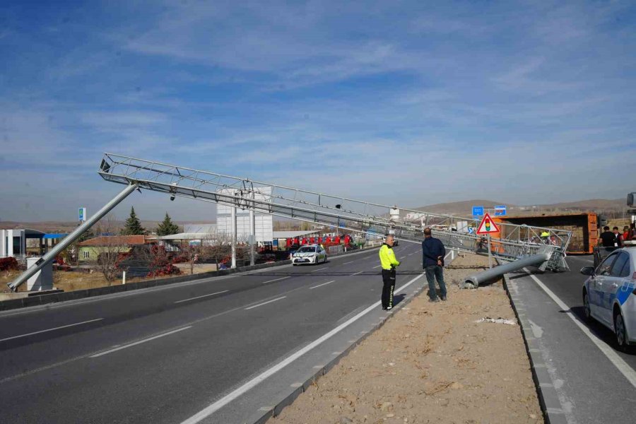 Damperi Açılan Kamyon Eds Direğine Çarparak Devrildi