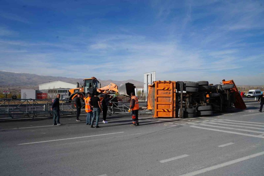 Damperi Açılan Kamyon Eds Direğine Çarparak Devrildi