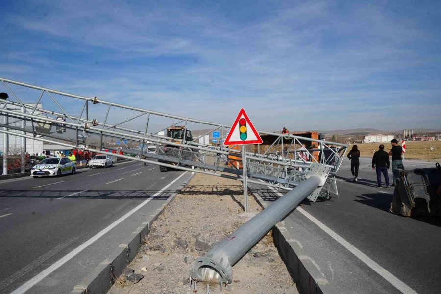 Damperi Açılan Kamyon Eds Direğine Çarparak Devrildi