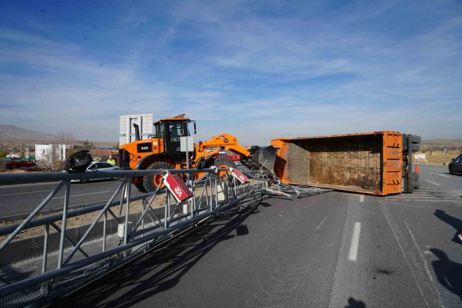 Damperi Açılan Kamyon Eds Direğine Çarparak Devrildi