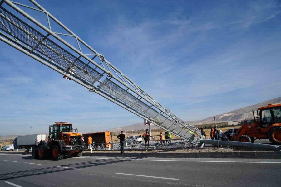 Damperi Açılan Kamyon Eds Direğine Çarparak Devrildi