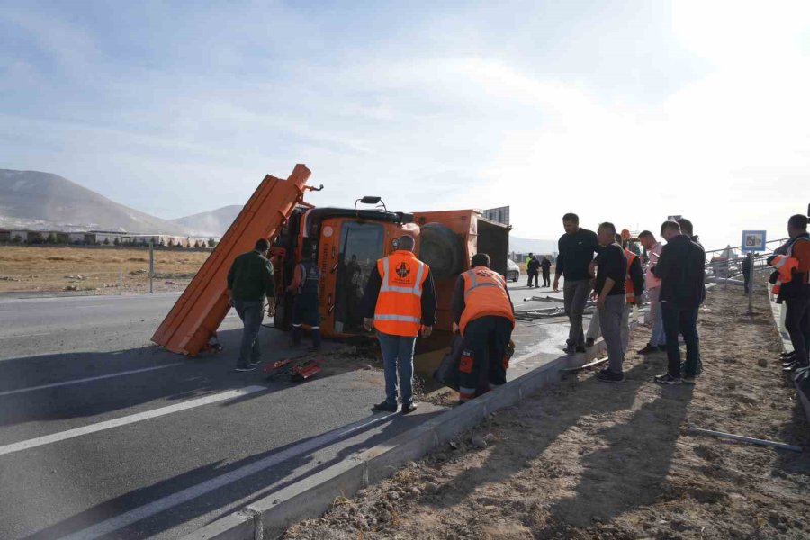 Damperi Açılan Kamyon Eds Direğine Çarparak Devrildi