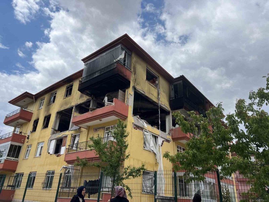 Kesilen Doğal Gaz Borusu Patlaması Sonrası Yıkılan Apartmanın Sakinleri Yeni Evlerine Kavuşacakları Günü Bekliyor