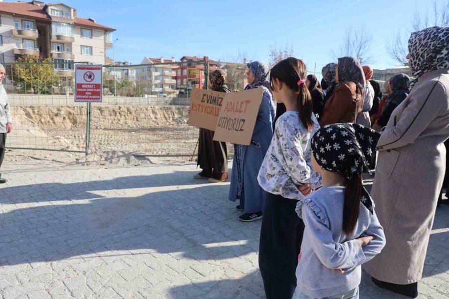 Kesilen Doğal Gaz Borusu Patlaması Sonrası Yıkılan Apartmanın Sakinleri Yeni Evlerine Kavuşacakları Günü Bekliyor