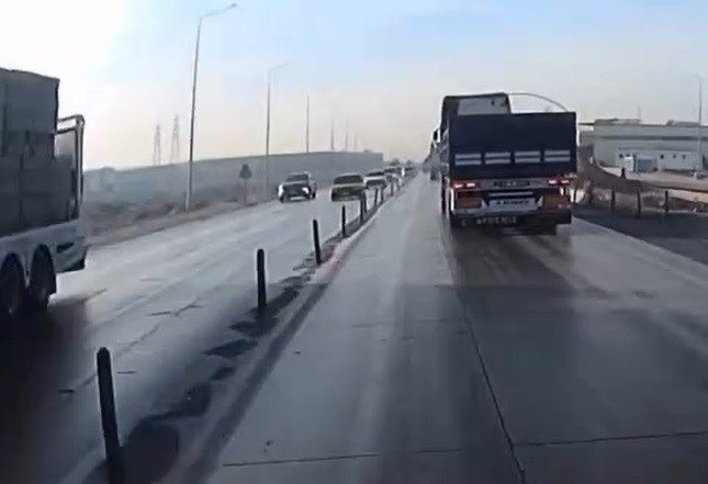 Araç Sollamak İsterken Tırın Önünde Kaldı: 6 Yaralı