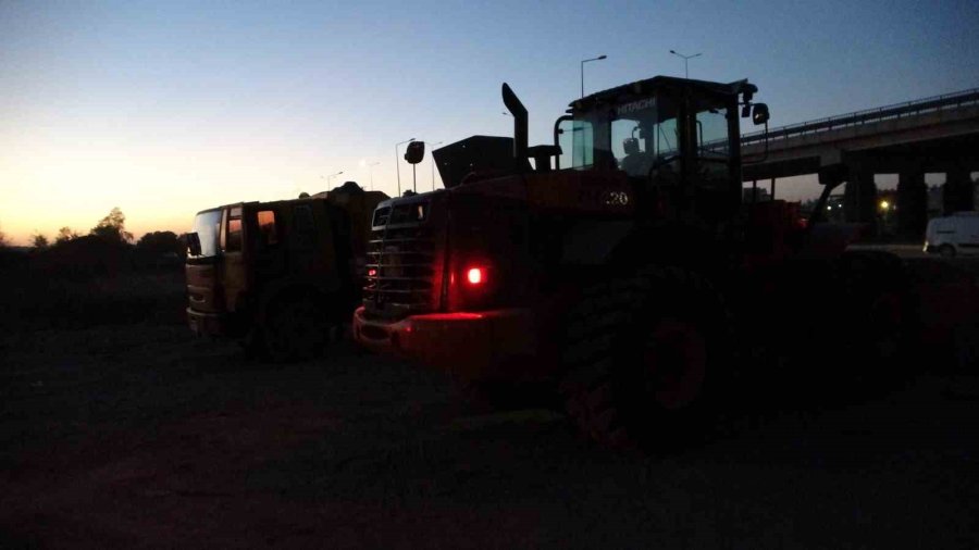 Antalya’da Kum Hırsızlarına Gece Baskını: 1 Tutuklama, 8 Araca El Konuldu