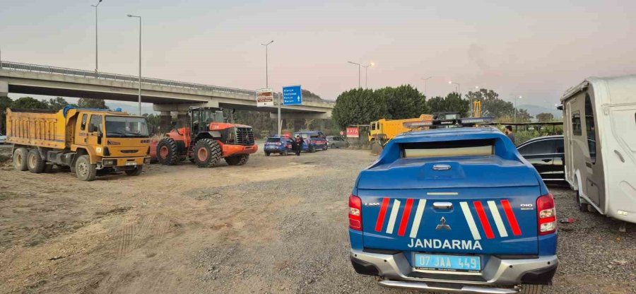 Antalya’da Kum Hırsızlarına Gece Baskını: 1 Tutuklama, 8 Araca El Konuldu