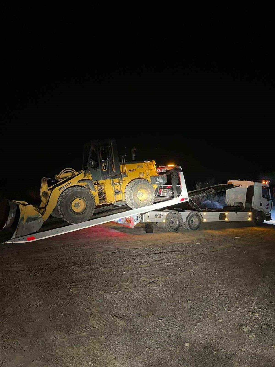 Antalya’da Kum Hırsızlarına Gece Baskını: 1 Tutuklama, 8 Araca El Konuldu