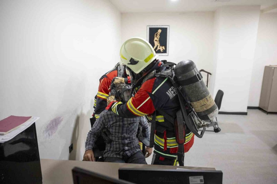 Mersin Büyükşehir Belediyesi Binasında Yangın Tatbikatı Gerçekleştirildi