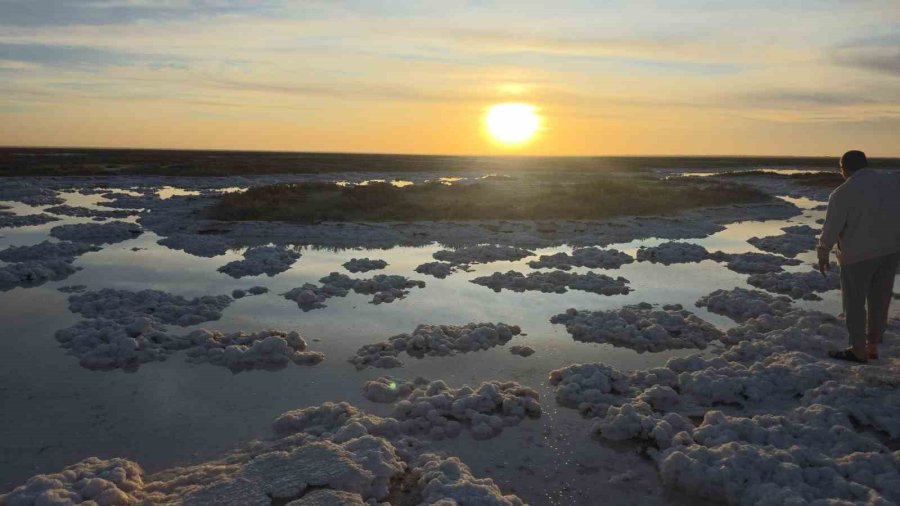 Tuz Gölü’nde Sular Çekildi, Pamukkale Travertenlerini Andırdı