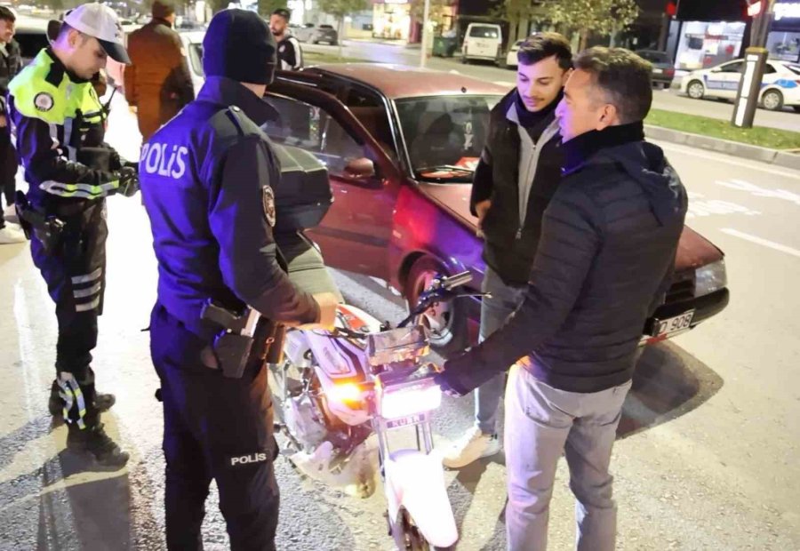 Abartı Egzoz Ve Standart Dışı Işıklı Motosiklet Sürücüsüne 13 Bin 776 Lira Ceza