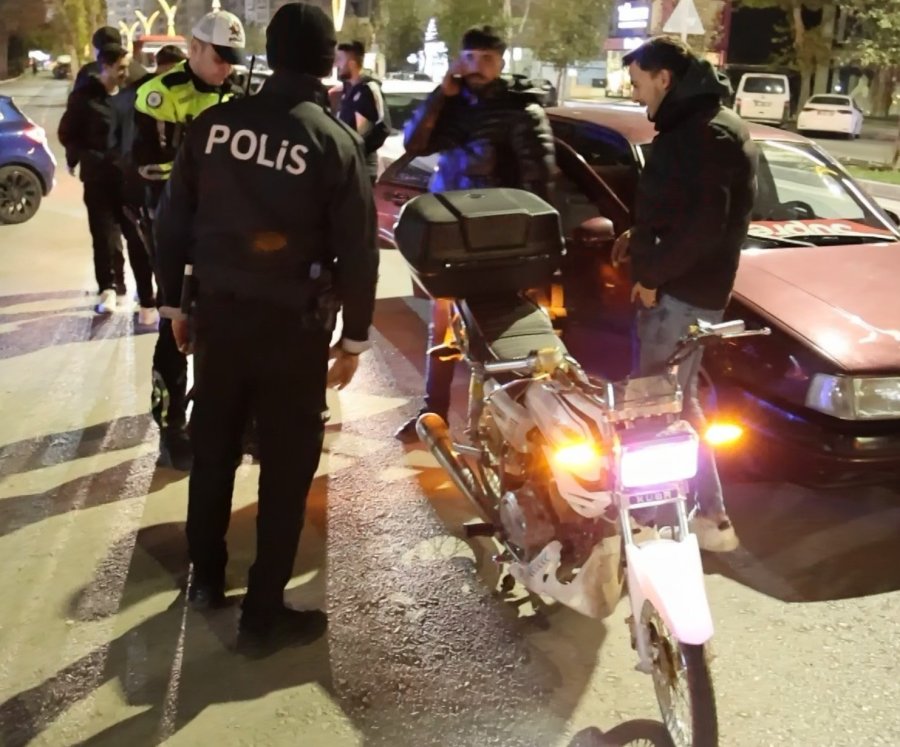 Abartı Egzoz Ve Standart Dışı Işıklı Motosiklet Sürücüsüne 13 Bin 776 Lira Ceza