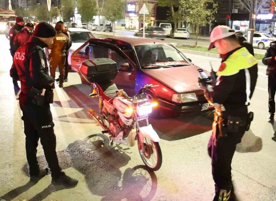 Abartı Egzoz Ve Standart Dışı Işıklı Motosiklet Sürücüsüne 13 Bin 776 Lira Ceza