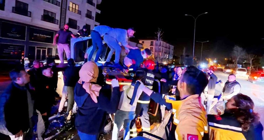 Kontrolden Çıkan Otomobil, Direği Ve Ağacı Devirdi: 2 Kişi Yaralandı, Kurtarma Anları Kamerada