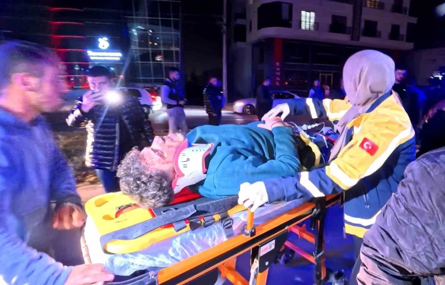 Kontrolden Çıkan Otomobil, Direği Ve Ağacı Devirdi: 2 Kişi Yaralandı, Kurtarma Anları Kamerada