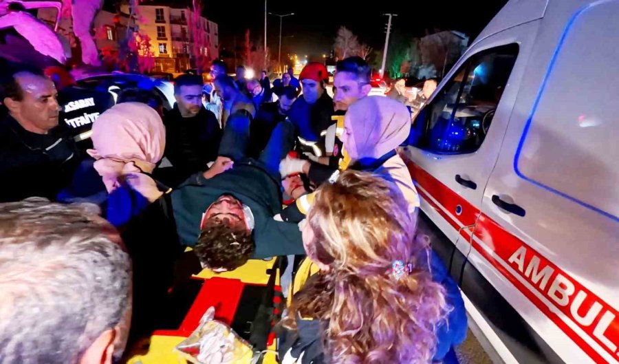 Kontrolden Çıkan Otomobil, Direği Ve Ağacı Devirdi: 2 Kişi Yaralandı, Kurtarma Anları Kamerada