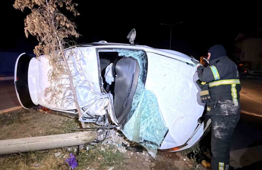 Kontrolden Çıkan Otomobil, Direği Ve Ağacı Devirdi: 2 Kişi Yaralandı, Kurtarma Anları Kamerada