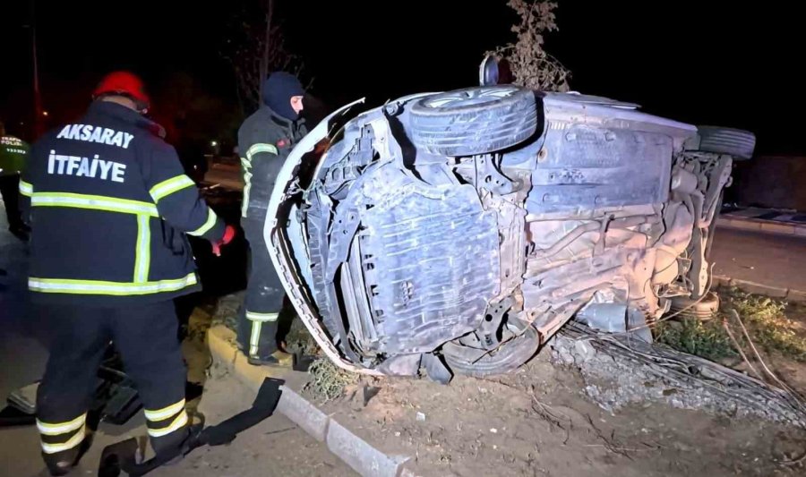 Kontrolden Çıkan Otomobil, Direği Ve Ağacı Devirdi: 2 Kişi Yaralandı, Kurtarma Anları Kamerada