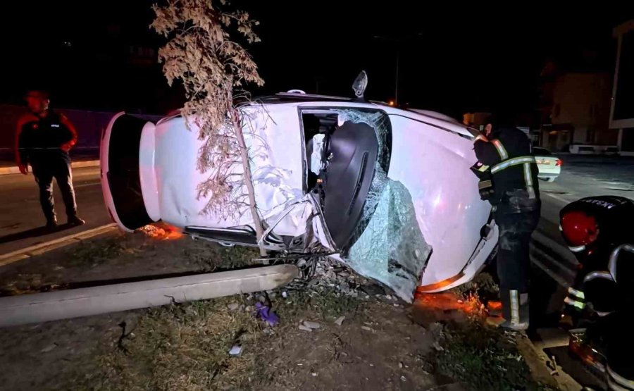 Kontrolden Çıkan Otomobil, Direği Ve Ağacı Devirdi: 2 Kişi Yaralandı, Kurtarma Anları Kamerada