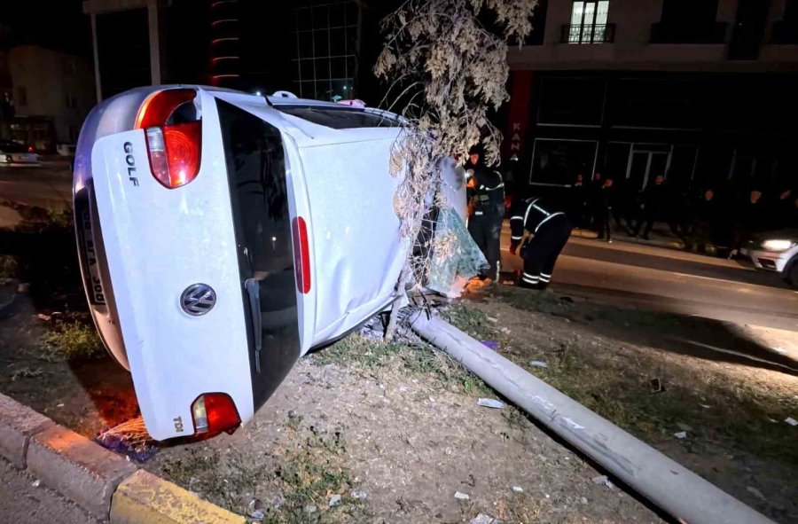 Kontrolden Çıkan Otomobil, Direği Ve Ağacı Devirdi: 2 Kişi Yaralandı, Kurtarma Anları Kamerada