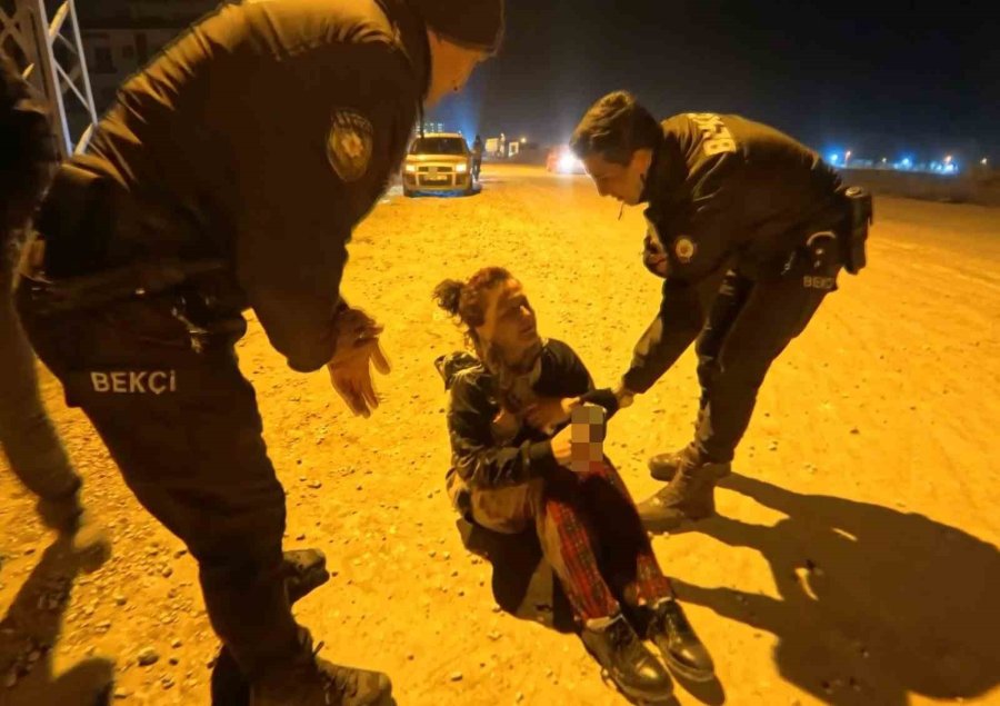 Bekçiler, "eve Bırakalım" Dedi, Alkollü Kadın "ölümü Bulursunuz" Cevabını Verdi