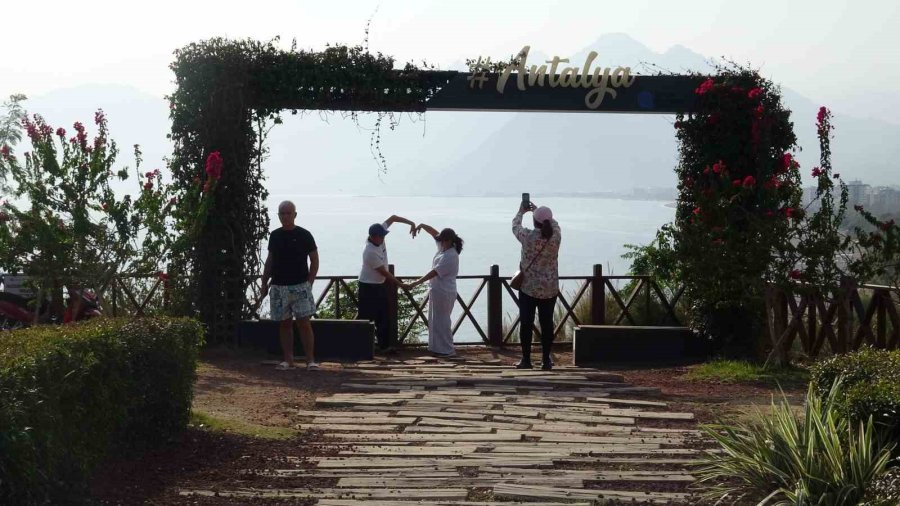 Türkiye Soğukla Mücadele Ederken Dünyaca Ünlü Sahilde Yaz Görüntüsü