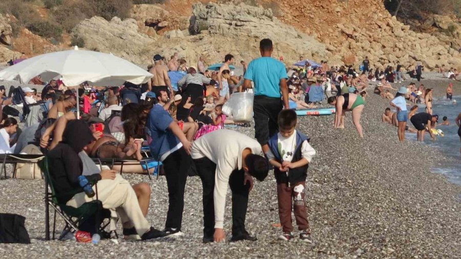 Türkiye Soğukla Mücadele Ederken Dünyaca Ünlü Sahilde Yaz Görüntüsü