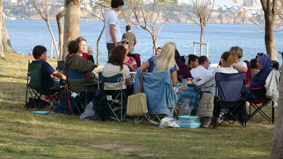 Türkiye Soğukla Mücadele Ederken Dünyaca Ünlü Sahilde Yaz Görüntüsü