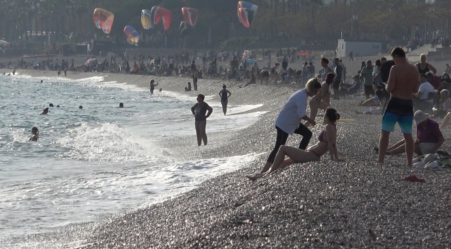 Türkiye Soğukla Mücadele Ederken Dünyaca Ünlü Sahilde Yaz Görüntüsü