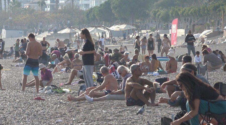 Türkiye Soğukla Mücadele Ederken Dünyaca Ünlü Sahilde Yaz Görüntüsü