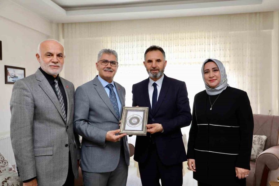 Niğde’de Vali Çelik’ten Emekli Öğretmene Anlamlı Ziyaret