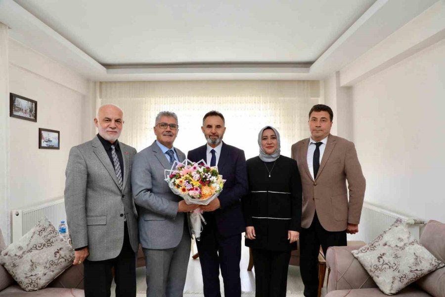 Niğde’de Vali Çelik’ten Emekli Öğretmene Anlamlı Ziyaret