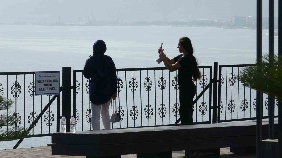 Türkiye Soğukla Mücadele Ederken Dünyaca Ünlü Sahilde Yaz Görüntüsü