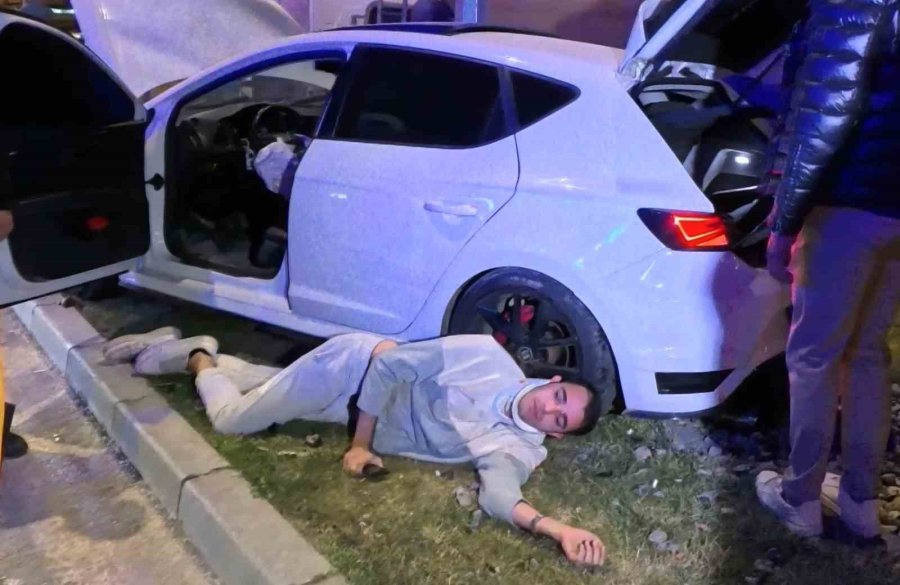 Aksaray Belediyesi’nin Trafiğe Kapattığı Yol Kaza Meydanına Döndü