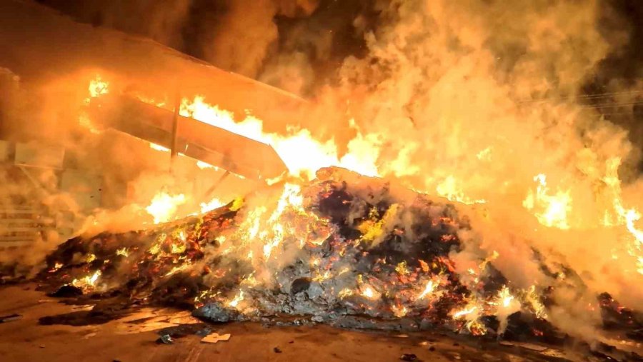 Aksaray’da Alevli Gece: Geri Dönüşüm Tesisi Alev Alev Yandı