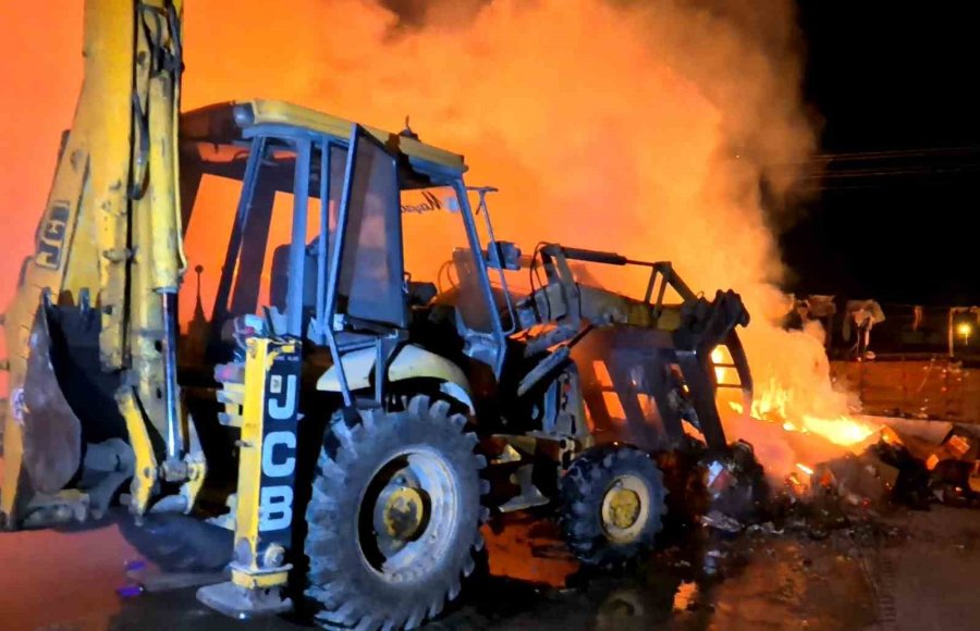 Aksaray’da Alevli Gece: Geri Dönüşüm Tesisi Alev Alev Yandı