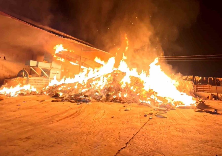 Aksaray’da Alevli Gece: Geri Dönüşüm Tesisi Alev Alev Yandı