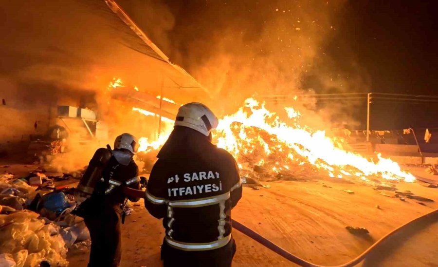 Aksaray’da Alevli Gece: Geri Dönüşüm Tesisi Alev Alev Yandı