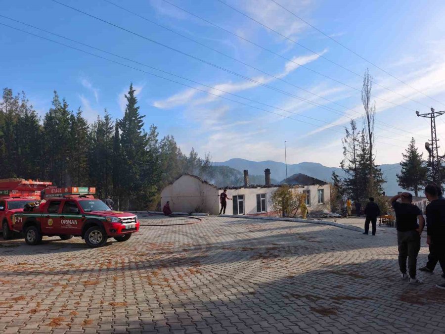 Antalya’da Ormanlık Alanda Çıkan Yangında Eski Okulun Çatısı Yandı