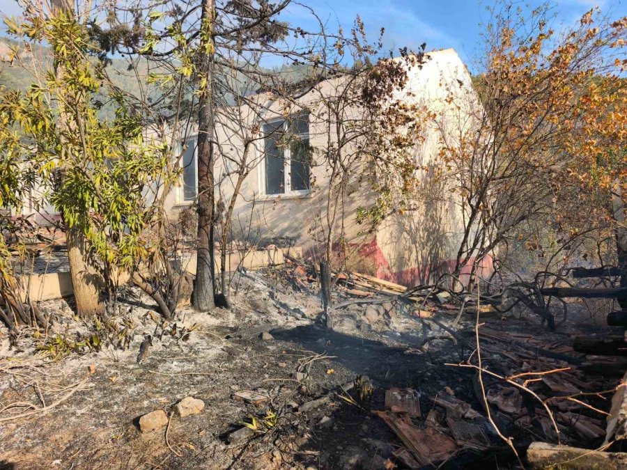 Antalya’da Ormanlık Alanda Çıkan Yangında Eski Okulun Çatısı Yandı