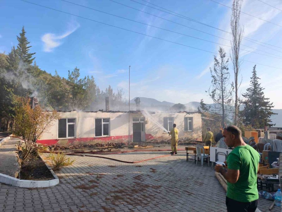 Antalya’da Ormanlık Alanda Çıkan Yangında Eski Okulun Çatısı Yandı