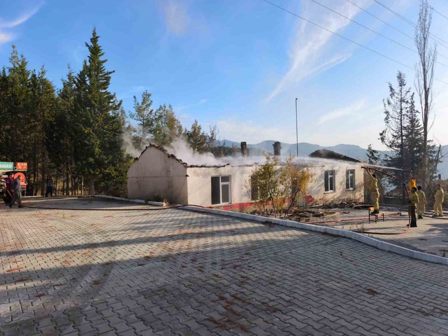 Antalya’da Ormanlık Alanda Çıkan Yangında Eski Okulun Çatısı Yandı